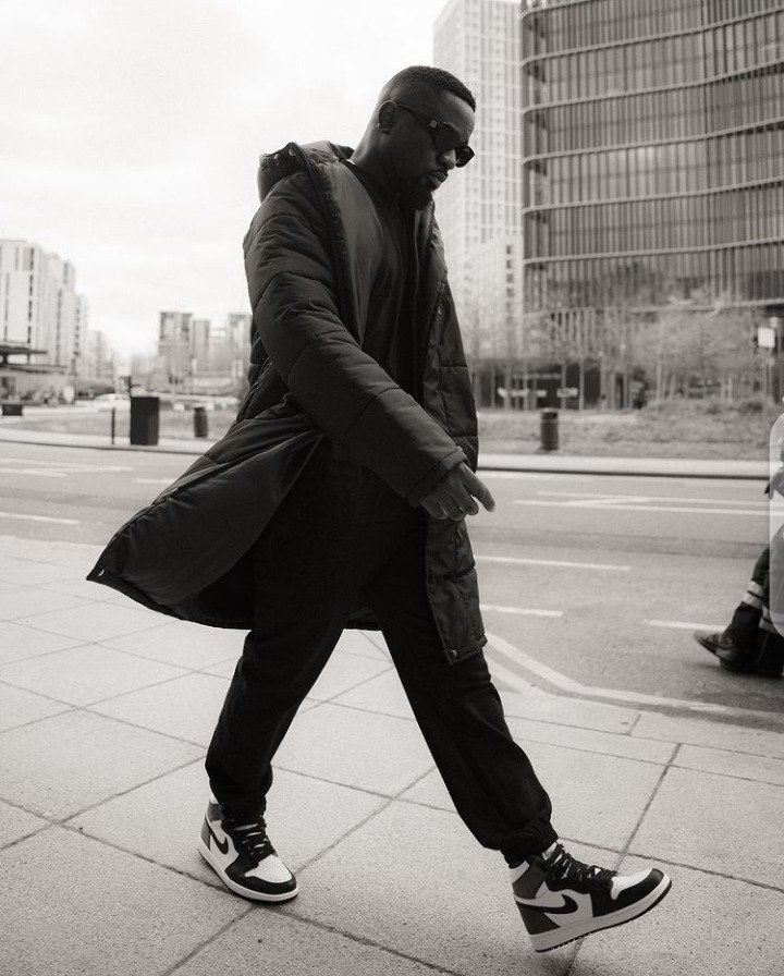 Sarkodie Ft Oxlade, Non Living Thing