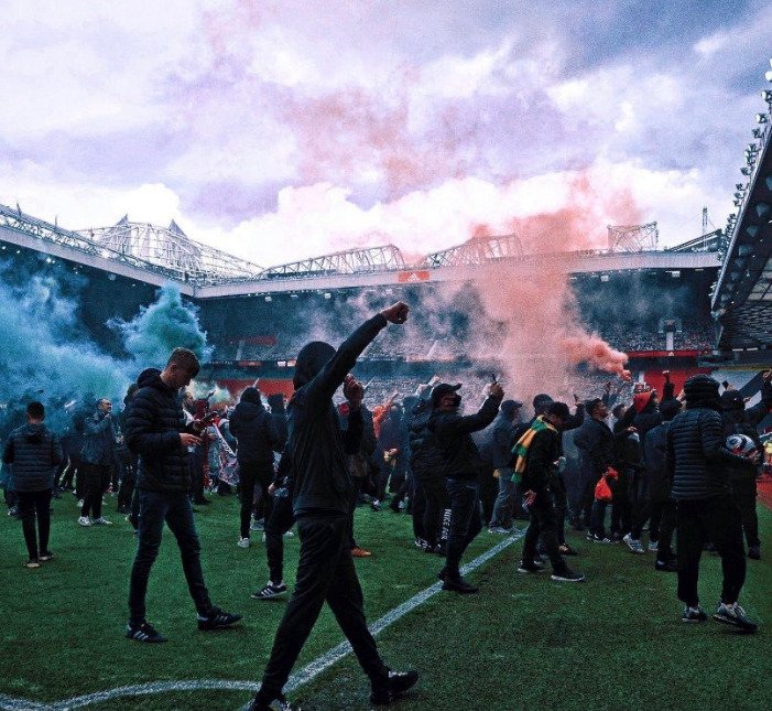 Collection 96+ Images angry man united fans protesting ahead of liverpool game Latest